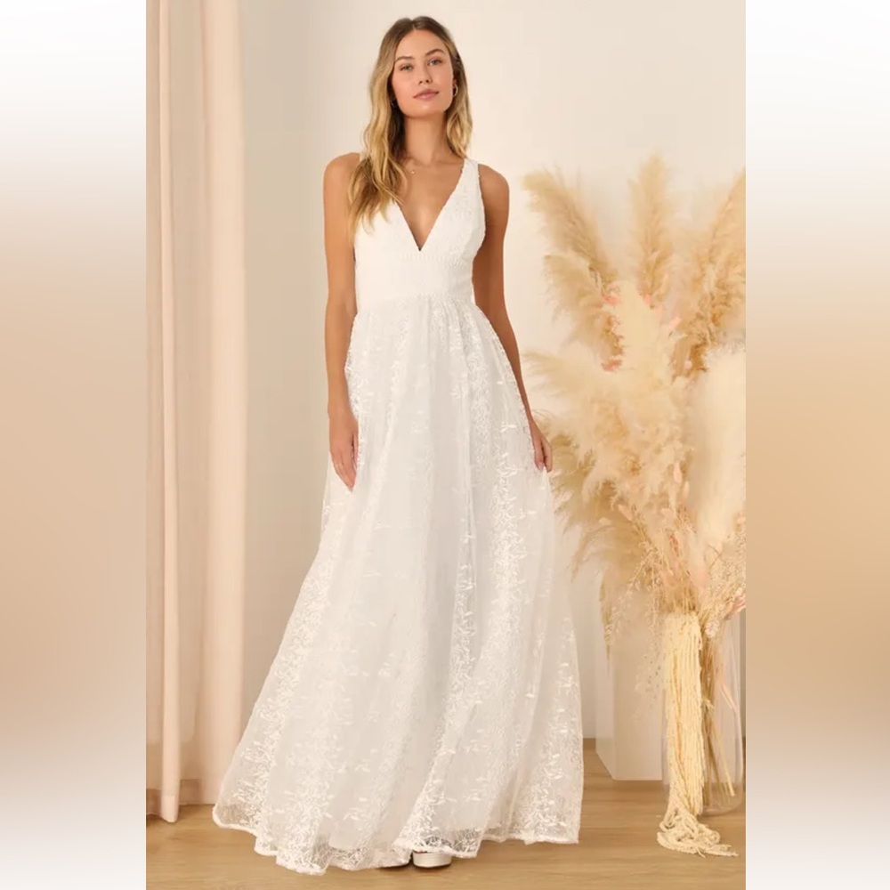 LULUS Bridal White Embroidered Sleeveless Wedding Dress Gown SZ M NWOT